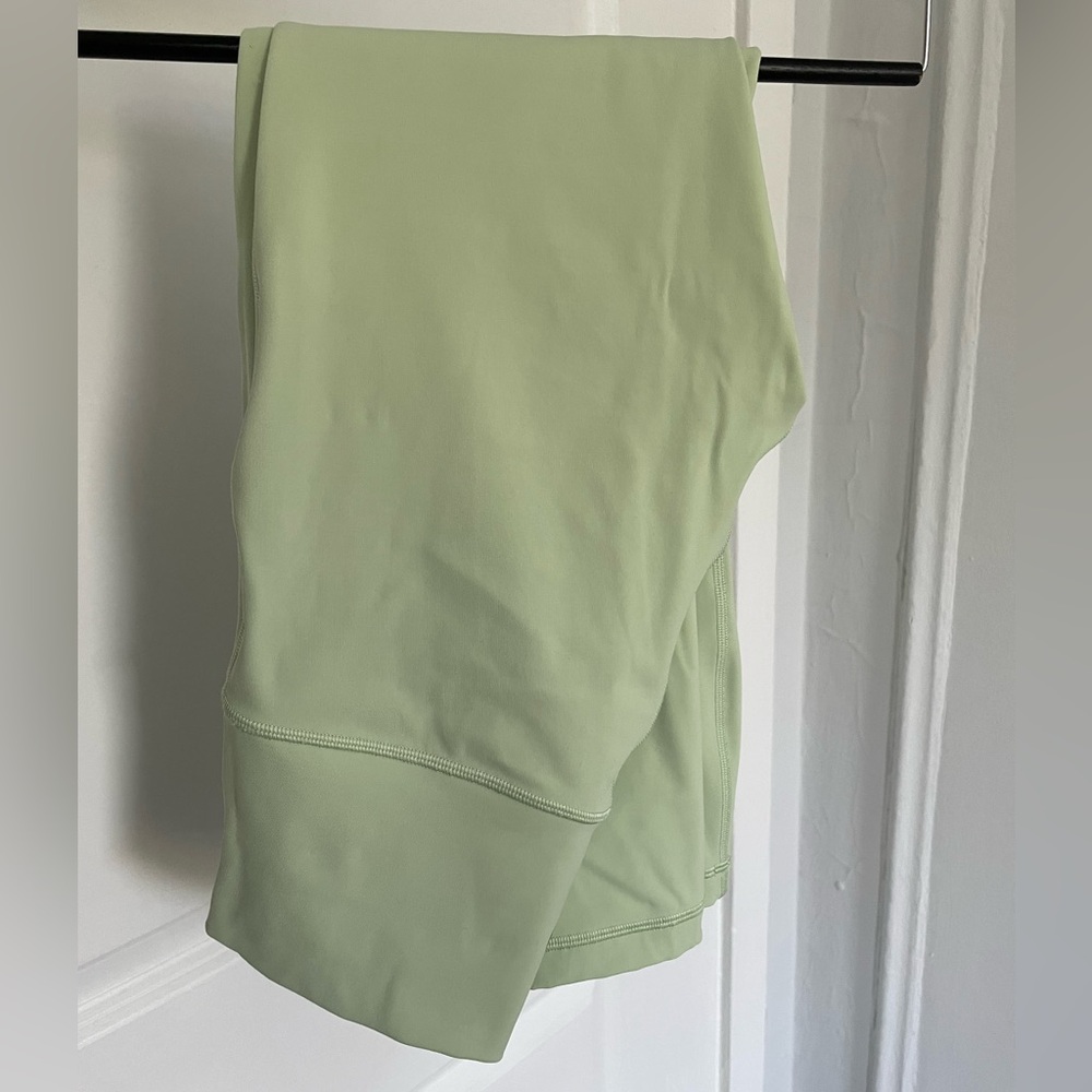 LULULEMON- cropped leggings